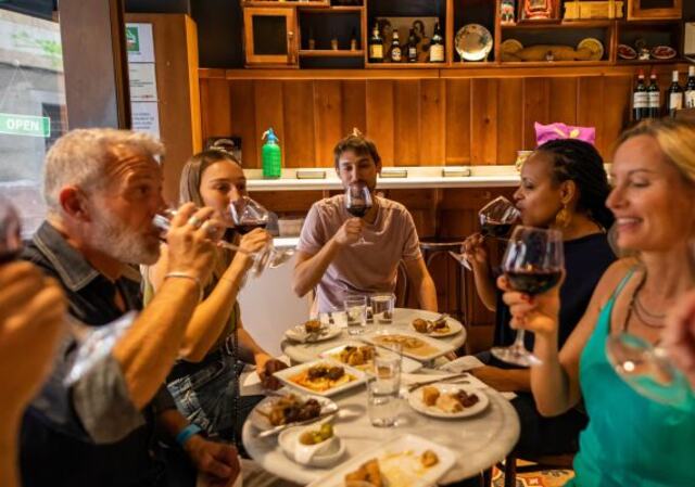 Barcelona Gothic Quarter VIP Tapas & Wine Tour, Barcelona