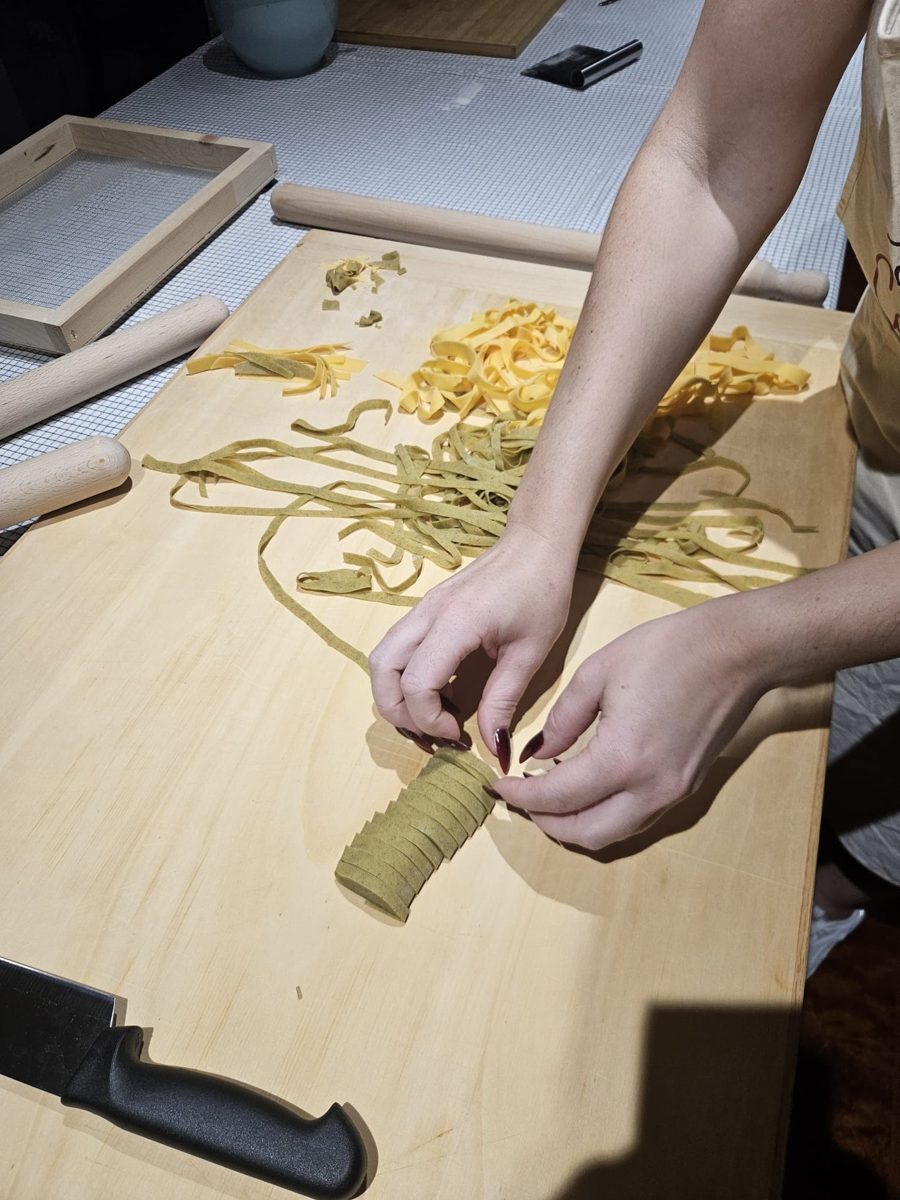 Cutting two-colour tagliatelle by hand