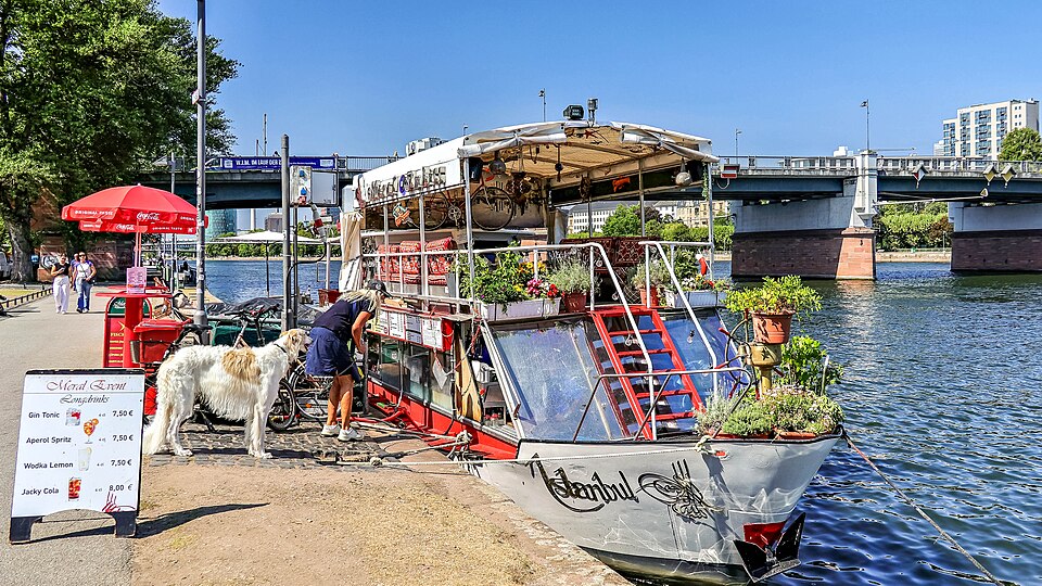 Frankfurt am Main, Balık-ekmek boat (Meral Imbiss)