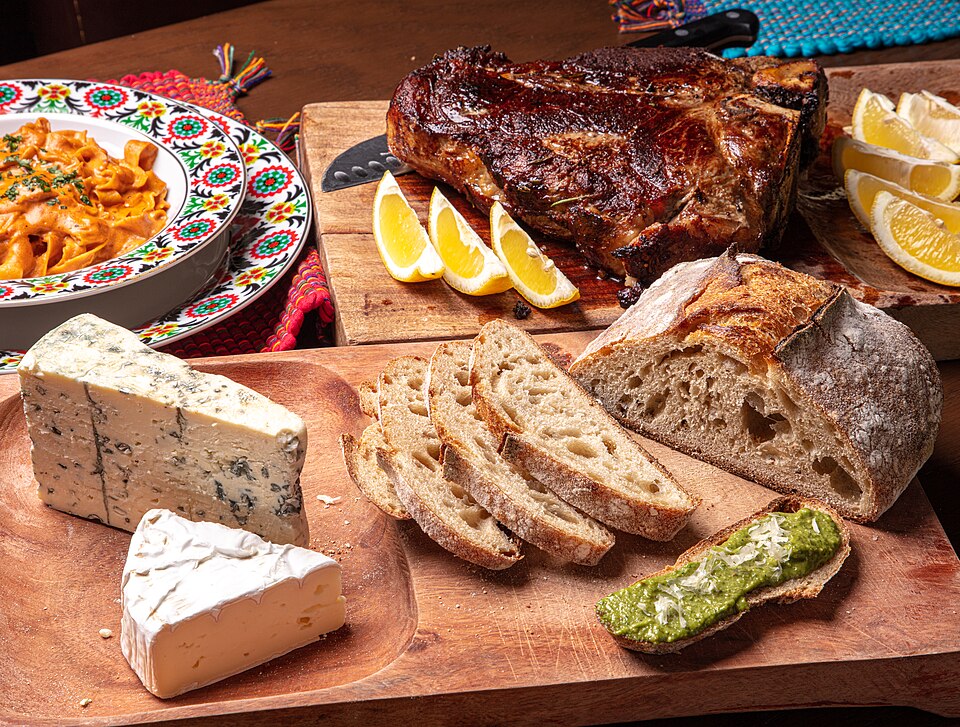 Three-course meal including Bistecca alla fiorentina (Bistec a la fiorentina)