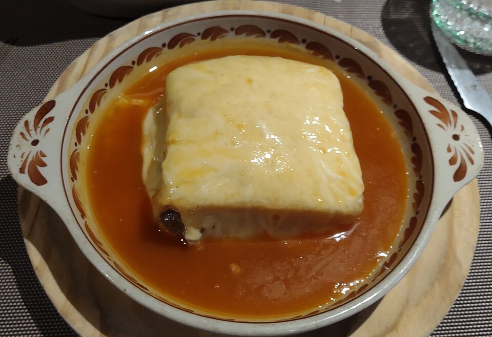 Francesinha encaixados porto portugal